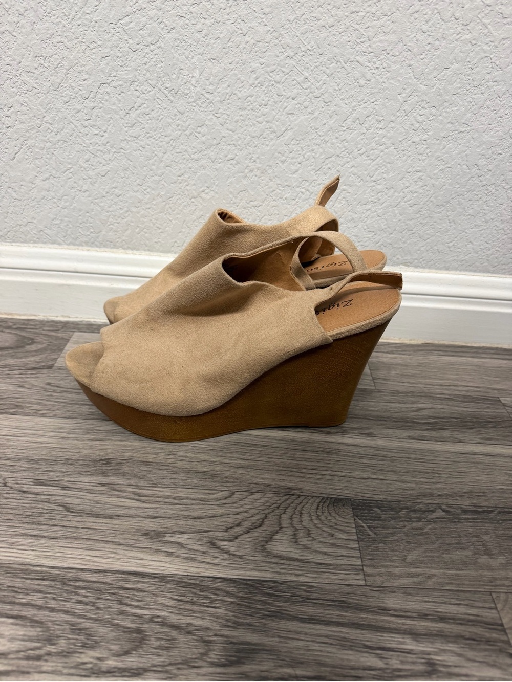 Zigi Soho Tan Beige Suede Wedge Peep-Toe Slingback Sandals